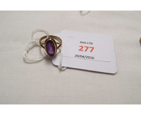 A 9ct gold ring set with amethyst stone, size G