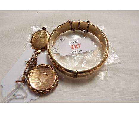 A vintage rolled gold bangle, two 9ct back and front lockets and a 9ct bar brooch