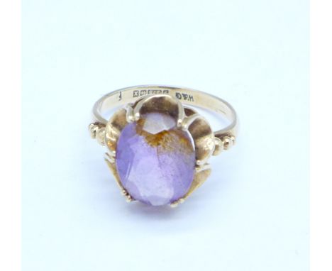 A 9ct gold and amethyst ring, 2.1g, J