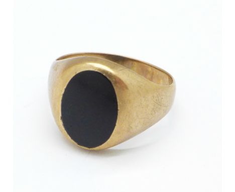 A 9ct gold and onyx ring, 5.7g, U