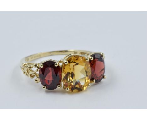 9ct Yellow gold ring set with citrine and two garnets, size 'R', 3.4g 