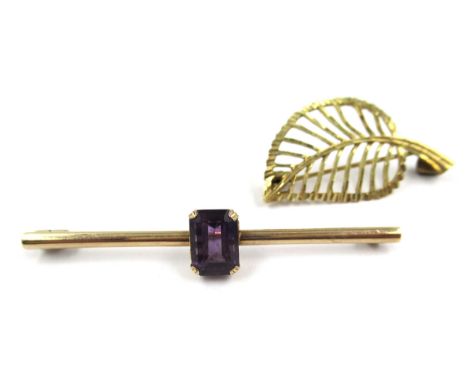 9ct Gold leaf brooch, together with a 9ct gold amethyst set bar brooch 