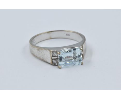 9ct White gold aquamarine and diamond ring, size 'O'. 2.8g 