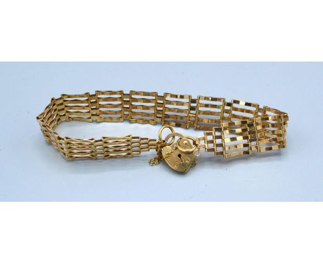 A 9ct Gold Gate Linked Bracelet with Padlock Clasp 6.1grams 