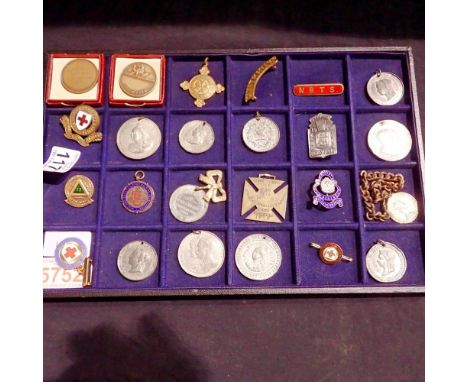 Wartime civilian and military medals/badges. UK P&amp;P Group 1 (£16+VAT for the first lot and £2+VAT for subsequent lots) 