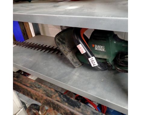 Black &amp; Decker GT 530 500w hedge trimmer, working. All electrical items in this lot have been PAT tested for safety and h