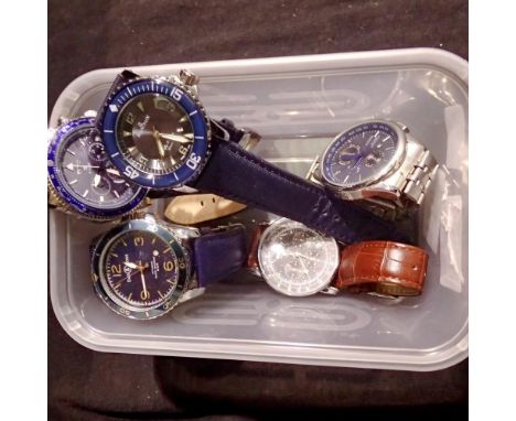 Five mixed gents fashion wristwatches. UK P&amp;P Group 1 (£16+VAT for the first lot and £2+VAT for subsequent lots) 