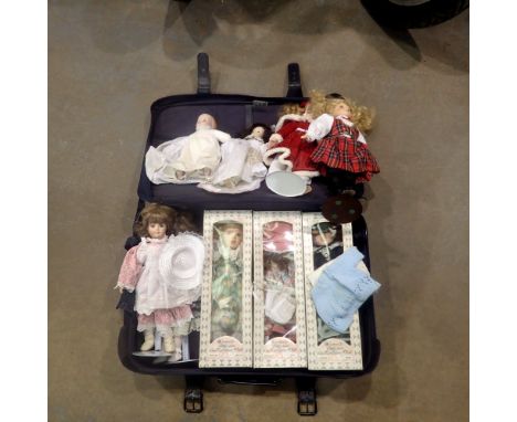 Nine Leonardo Collection dolls, three of which are boxed. All in excellent condition with stands where applicable. UK P&amp;P
