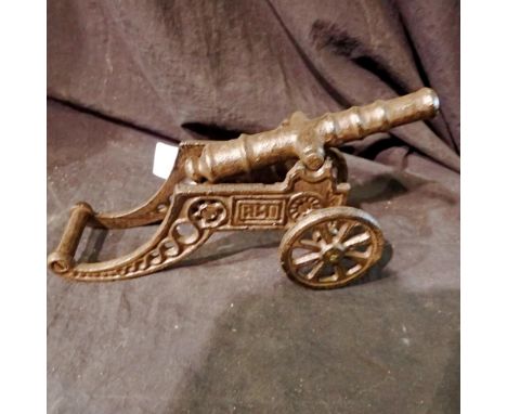 Cast iron desk cannon, L: 22 cm. UK P&amp;P Group 2 (£20+VAT for the first lot and £4+VAT for subsequent lots)