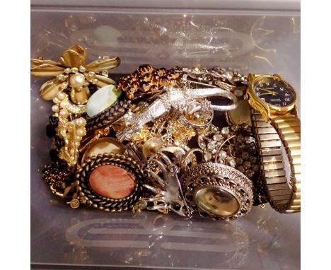 Quantity of costume jewellery including rings, earrings and brooches with some Swarovski examples. UK P&amp;P Group 1 (£16+VA