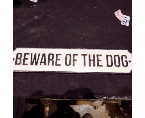 Cast iron Beware of dog sign, W: 35 cm. UK P&amp;P Group 1 (£16+VAT for the first lot and £2+VAT for subsequent lots)