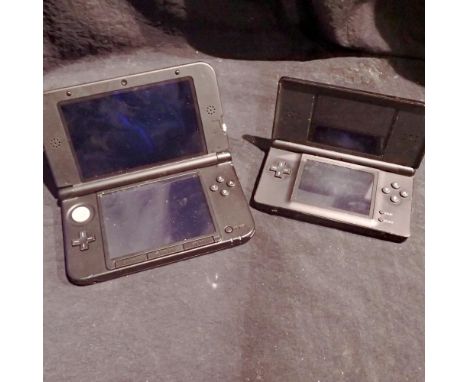 Box containing a Nintendo 3DSXL and a Nintendo DS Lite. UK P&amp;P Group 2 (£20+VAT for the first lot and £4+VAT for subseque