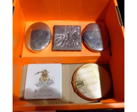 Box containing five compacts including a Hilton example. UK P&amp;P Group 2 (£20+VAT for the first lot and £4+VAT for subsequ