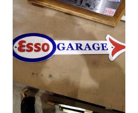 Cast iron Esso arrow garage sign, W: 40 cm. UK P&amp;P Group 2 (£20+VAT for the first lot and £4+VAT for subsequent lots)