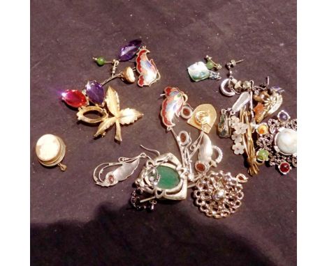 Mixed costume jewellery. UK P&amp;P Group 1 (£16+VAT for the first lot and £2+VAT for subsequent lots) 