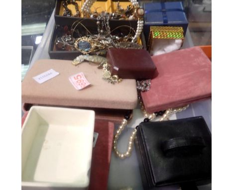 Mixed costume jewellery and cases. UK P&amp;P Group 2 (£20+VAT for the first lot and £4+VAT for subsequent lots) 