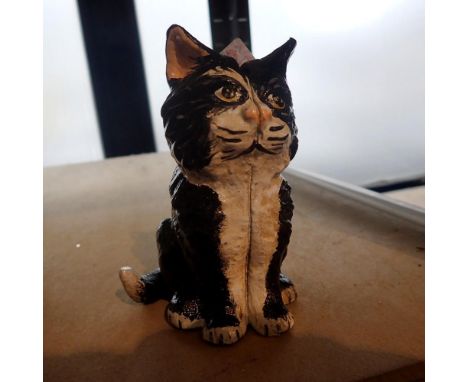 Cast iron sitting cat bank, H: 12 cm. UK P&amp;P Group 1 (£16+VAT for the first lot and £2+VAT for subsequent lots)