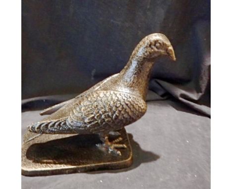 Cast iron pigeon figure on base, H: 17 cm. UK P&amp;P Group 2 (£20+VAT for the first lot and £4+VAT for subsequent lots)