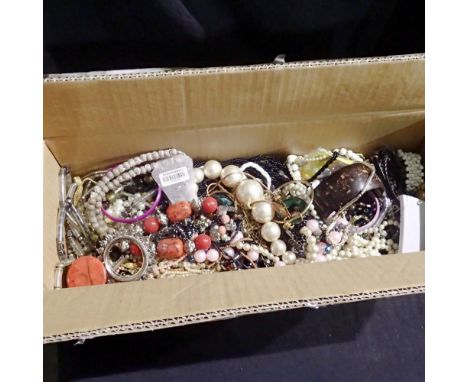 Box of mixed costume jewellery. UK P&amp;P Group 2 (£20+VAT for the first lot and £4+VAT for subsequent lots) 