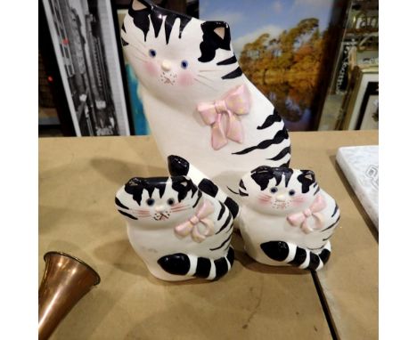 Three ceramic Sia cats in various sizes, two have damage, largest H: 28cm. Not available for in-house P&amp;P