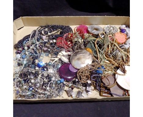 Mixed lot of modern costume necklaces. UK P&amp;P Group 1 (£16+VAT for the first lot and £2+VAT for subsequent lots)&nbsp; 