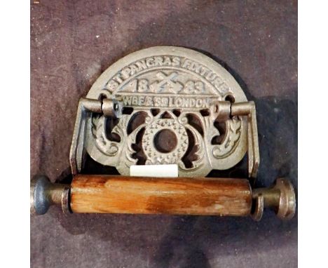 Cast iron toilet roll holder St Pancras, L: 18 cm. UK P&amp;P Group 1 (£16+VAT for the first lot and £2+VAT for subsequent lo