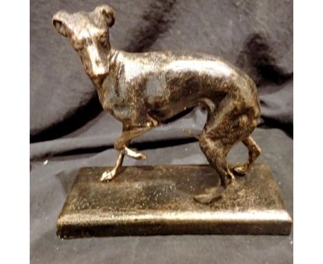 Cast iron greyhound on plinth. L: 22 cm UK P&amp;P Group 2 (£20+VAT for the first lot and £4+VAT for subsequent lots) 