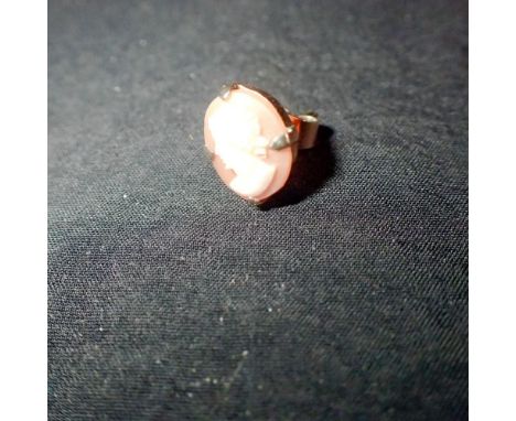 Single 9ct gold cameo set earring, 1.3g. UK P&amp;P Group 0 (£6+VAT for the first lot and £1+VAT for subsequent lots)