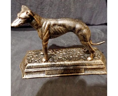 Cast iron greyhound on plinth. L: 22 cm UK P&amp;P Group 2 (£20+VAT for the first lot and £4+VAT for subsequent lots) 