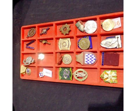 Mixed wartime badges and medals .UK P&amp;P Group 1 (£16+VAT for the first lot and £2+VAT for subsequent lots) 