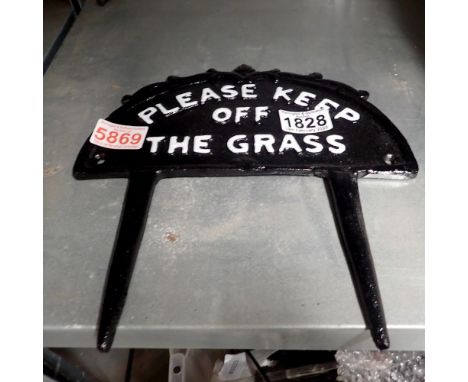 Cast iron Keep Off The Grass plaque, 17 x 5 cm. P&amp;P Group 2 (£18+VAT for the first lot and £3+VAT for subsequent lots)