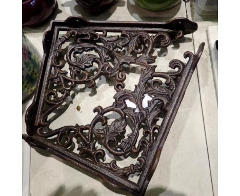 Pair of cast iron shelf brackets, H: 28 cm. Not available for in-house P&amp;P