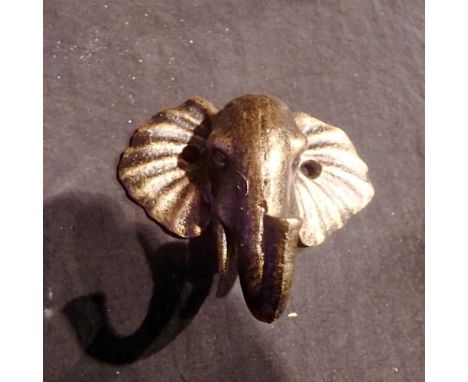 Cast iron elephant coat hook, H: 10 cm. UK P&amp;P Group 1 (£16+VAT for the first lot and £2+VAT for subsequent lots)6