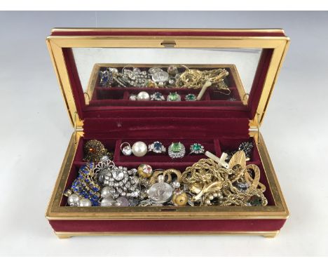 A vintage jewellery casket containing a quantity of costume jewellery, to include paste rings, brooches and necklaces