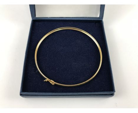 A 9ct gold hinged bangle in an Elizabeth Duke presentation case, 1.6g