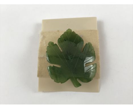 A vintage spinach jade brooch carved in the form of a leaf, 4 cm 
