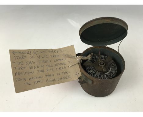 A gas lamp timer with wartime provenance 