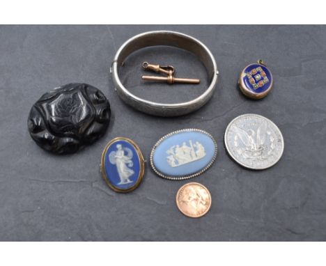A small selection of jewellery including mourning brooch, Wedgwood brooches, HM silver hinged bangle, 9ct gold T bar, coins e