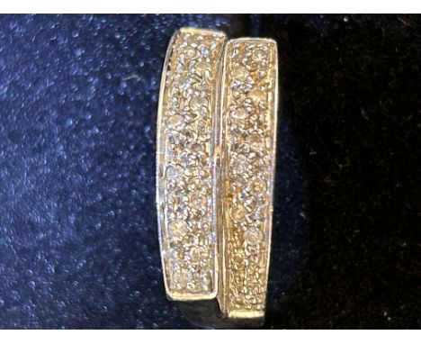 9ct White gold ring set with diamonds Size K 4.6g