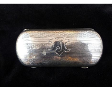 Silver spectacle case with engine turned design and J to cartouche. Assay: Birmingham 1924
H: 11 cm.