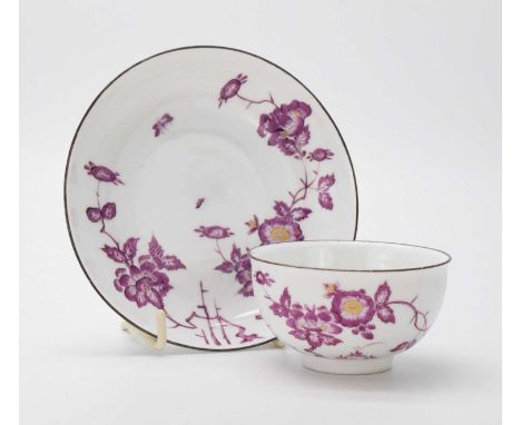 Meissen teabowl and saucer, painted in puce camaïeu with Indianische Blumen with gilt highlights within black enamel line bor