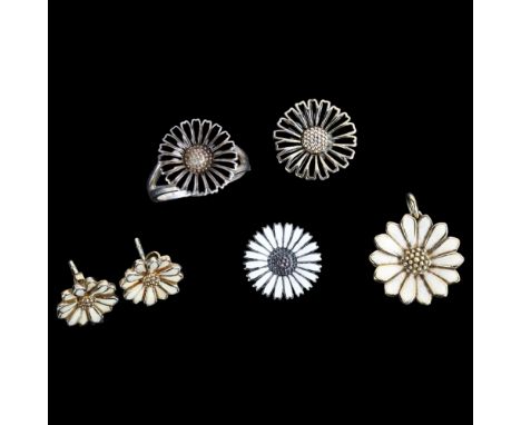 Various Danish silver and enamel daisy pattern jewellery, comprising ring, pendant, pair of earrings and 2 shoe lace slides, 