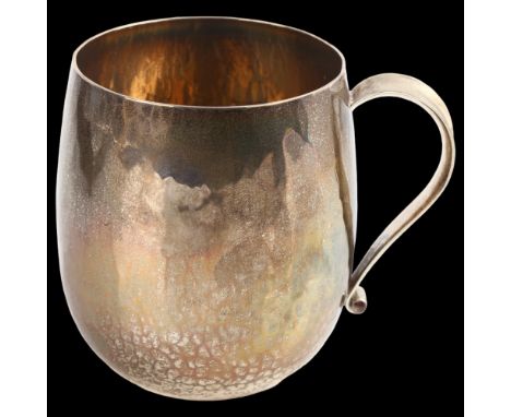 An Elizabeth II silver half pint mug, in Arts and Crafts style with planished decoration, by Pruden & Smith, hallmarks Sheffi