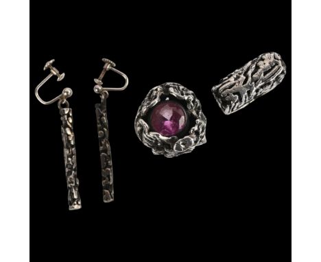 Various heavy sterling silver brutalist abstract jewellery, comprising 2 x rings and pair of drop earring, both ring sizes K,