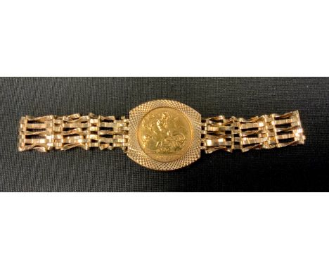 A half sovereign gate bracelet, 1982 half sovereign, 10.6g gross 