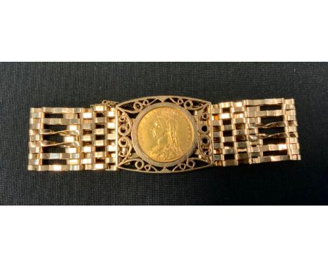 A half sovereign set 9ct gold gate bracelet, 1890 shield back half sovereign, 19.7g gross 