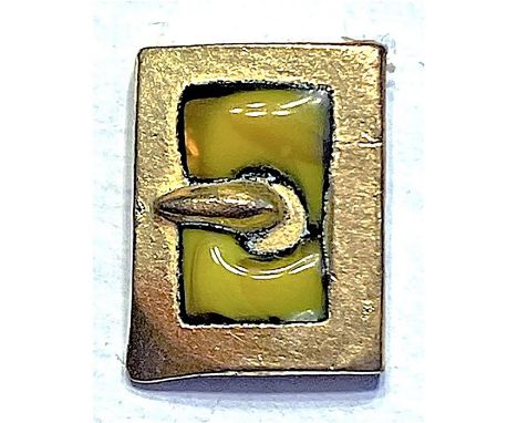 1 Small early 19th century pictorial enamel Buckle button.This small button is incredible. The realistic shaped brass buckle 