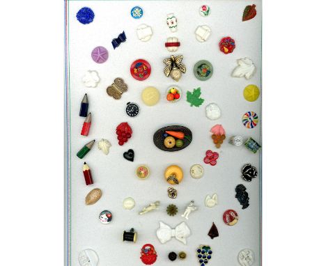Over 100 S/M/L 20th century plastic buttons incl. WEEBER.This is another nice selection of realistic plastics including a won
