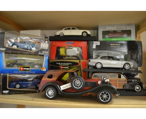 Toys & Juvenalia - a Burago 1/18th scale New Wolkswagen Beetle, yellow;  others ;  a Minichamps Morris Minor Traveller;  Mais