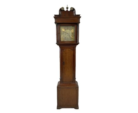 English - 8-day late 18th century oak longcase clock, with a tall swans neck pediment, brass paterae and a ball and spire fin